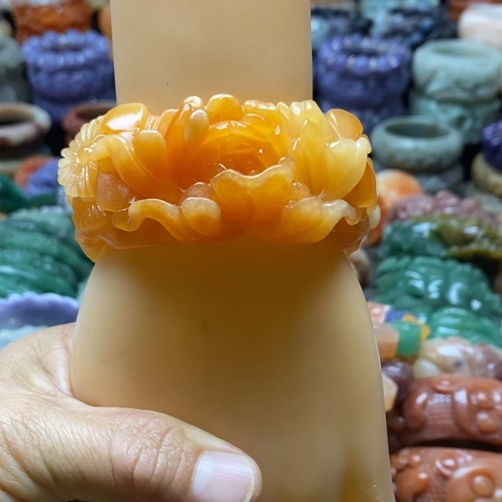 未镶嵌手镯石英质玉（佘太翠）