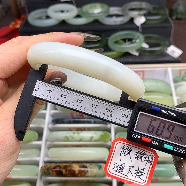 蛇纹石玉手镯未镶嵌550
