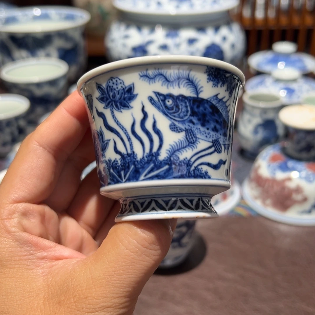 精品青花鱼藻纹马蹄杯口径约7厘米