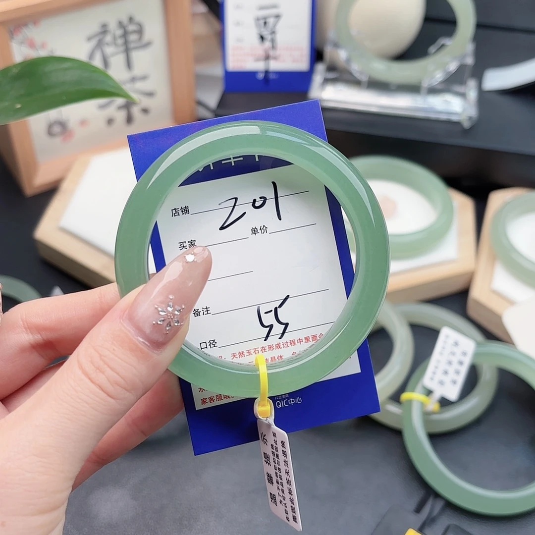 回***昔石英质玉未镶嵌手镯