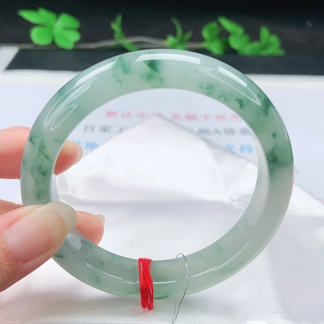 杨***意翡翠手镯未镶嵌60圈
