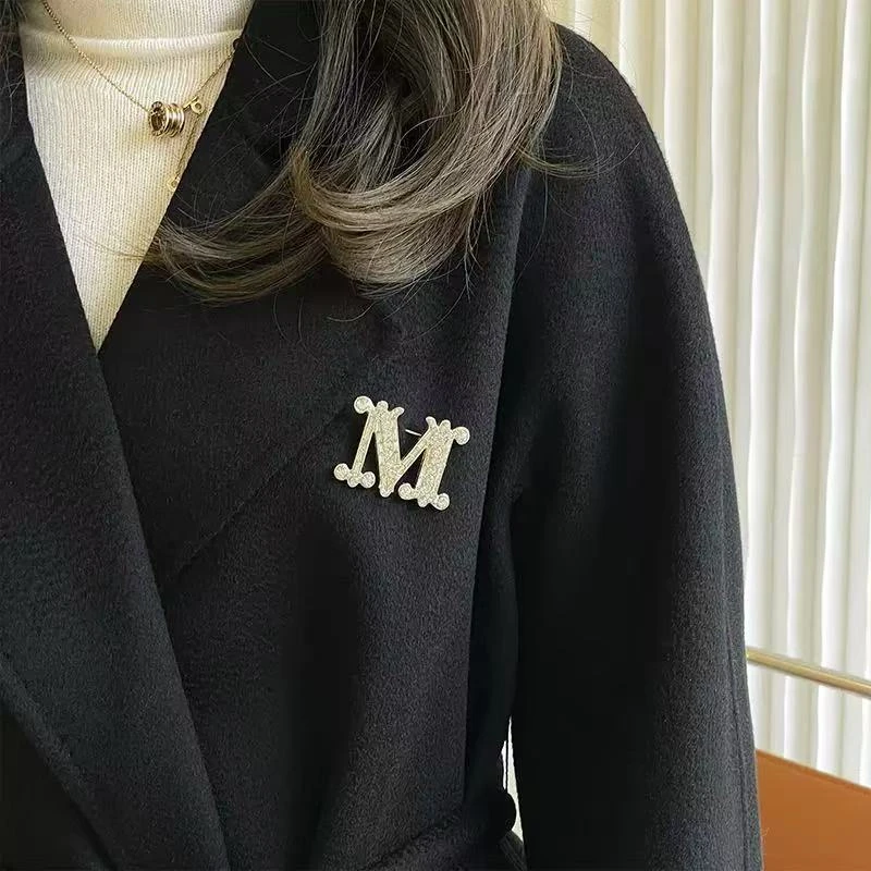 黄铜合成锆石胸针 5251 字母M 百搭毛衣小裙子配饰ins风胸花别针