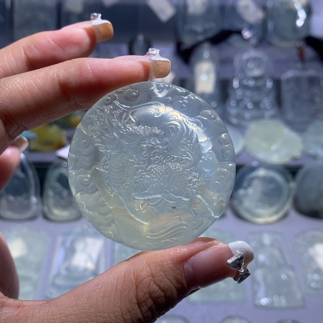 岫玉未镶嵌颈饰麒麟