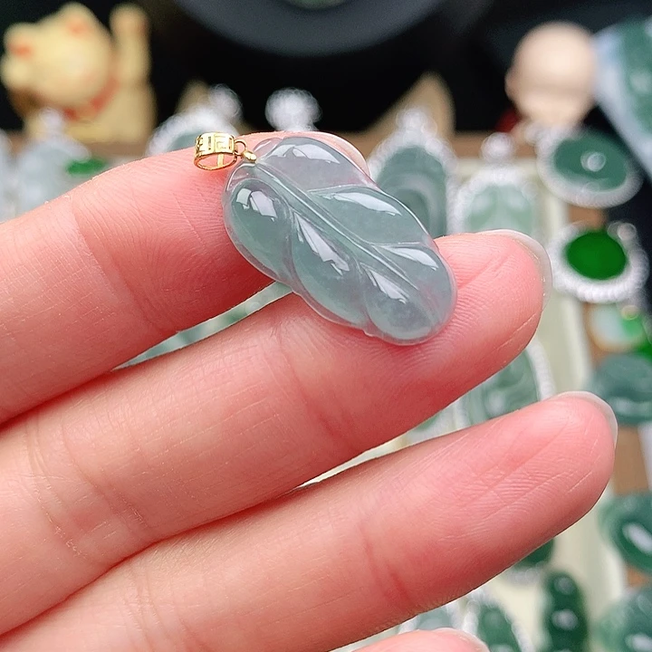 颈饰18K金镶嵌翡翠吊坠