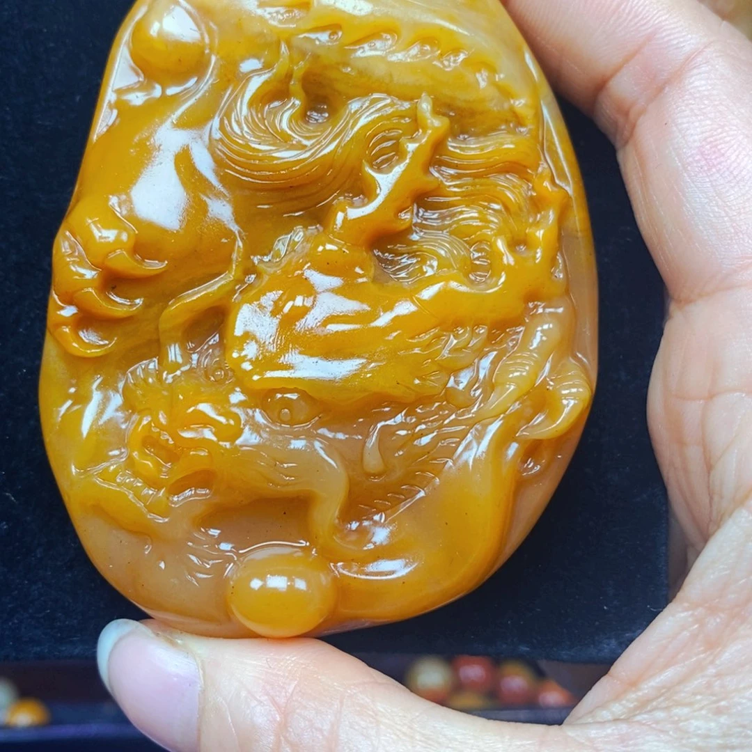 未镶嵌石英质玉（黄龙玉）颈饰