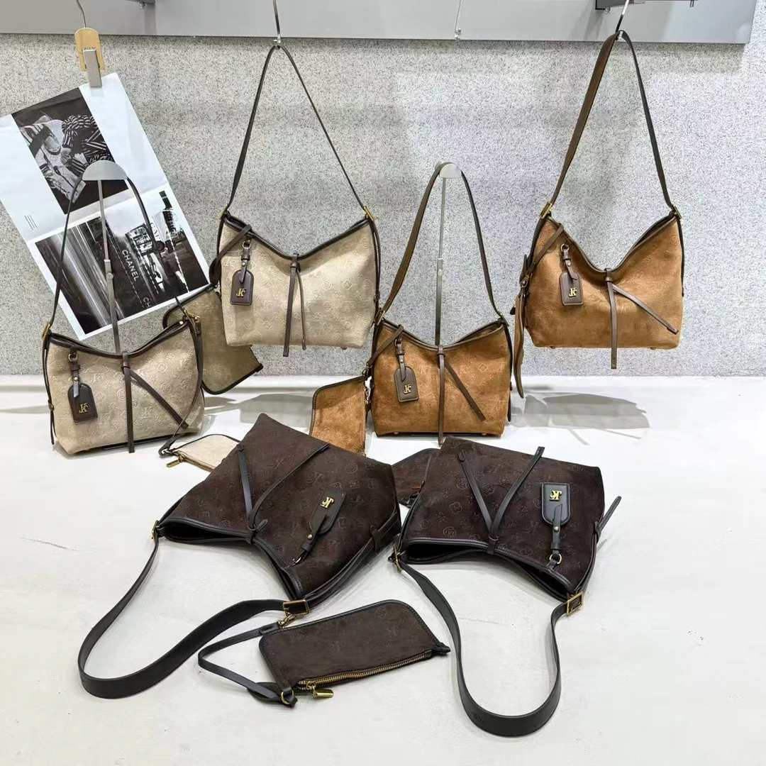 今年流行2025秋冬新款绒面大容量女包通勤托特包高级感百搭斜挎包