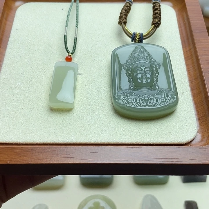 时***转和田玉未镶嵌颈饰