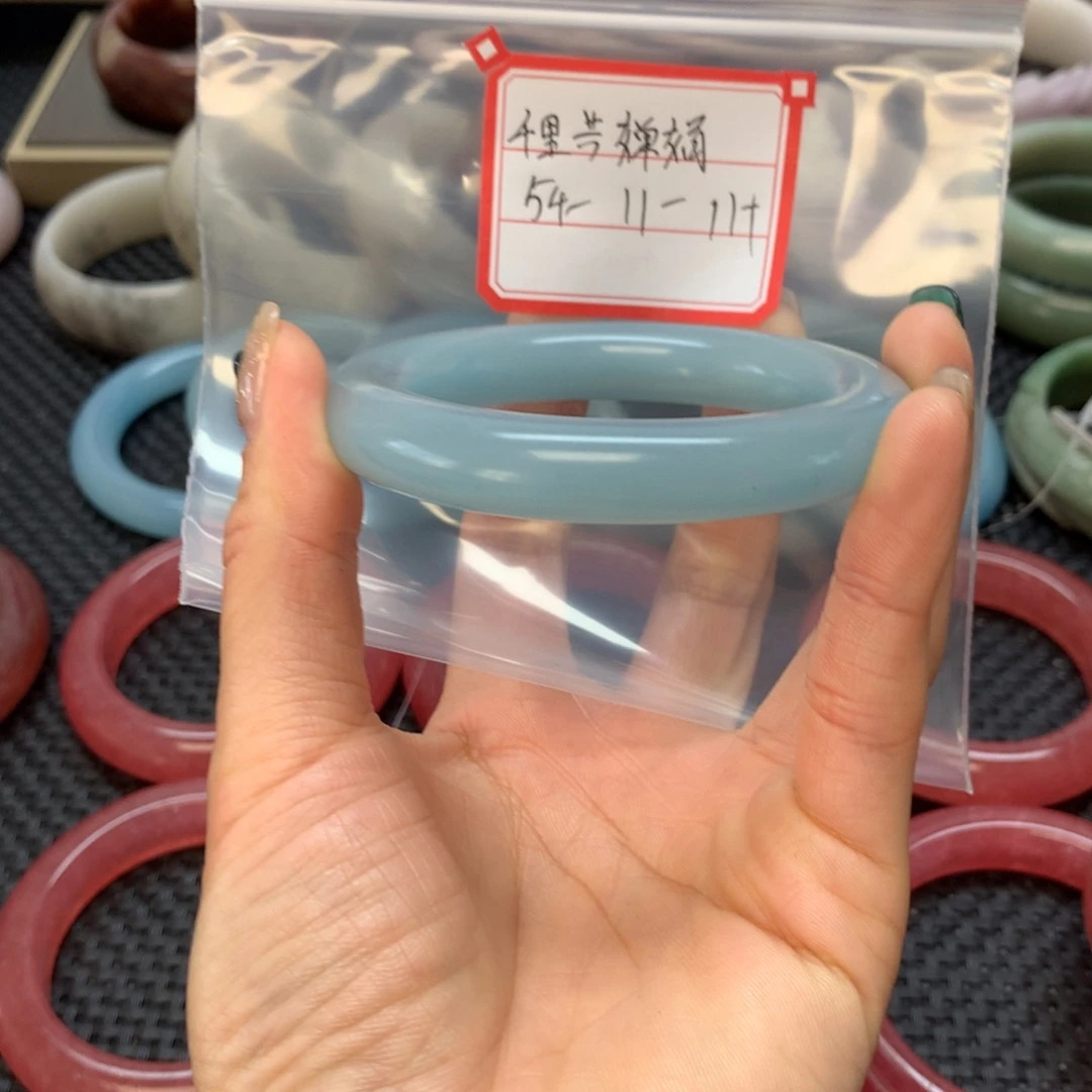 千***娟石英岩玉未镶嵌手镯