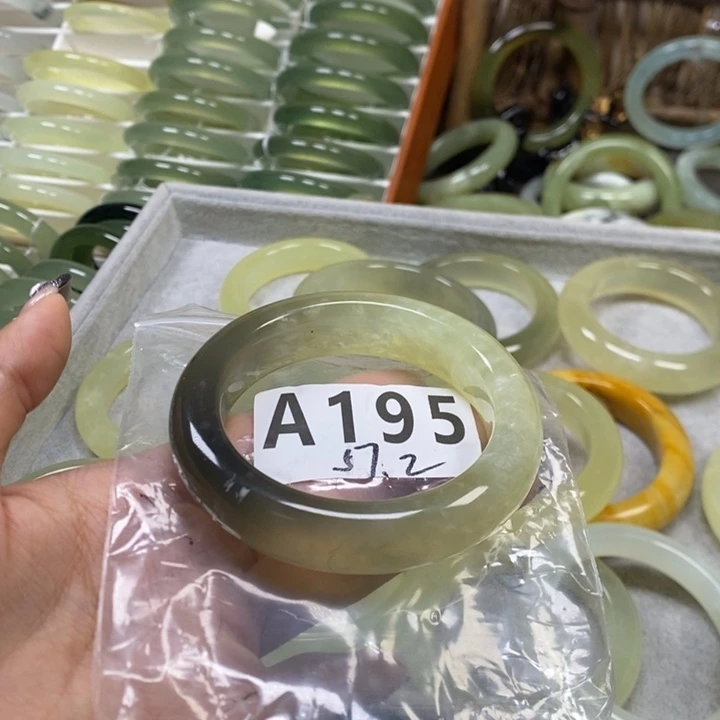 薯****蛇纹石玉未镶嵌手镯