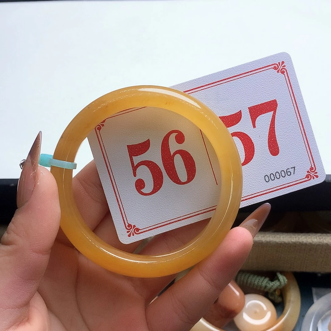 未镶嵌石英质玉（黄龙玉）手镯