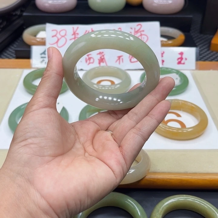 未镶嵌手镯石英质玉小***.