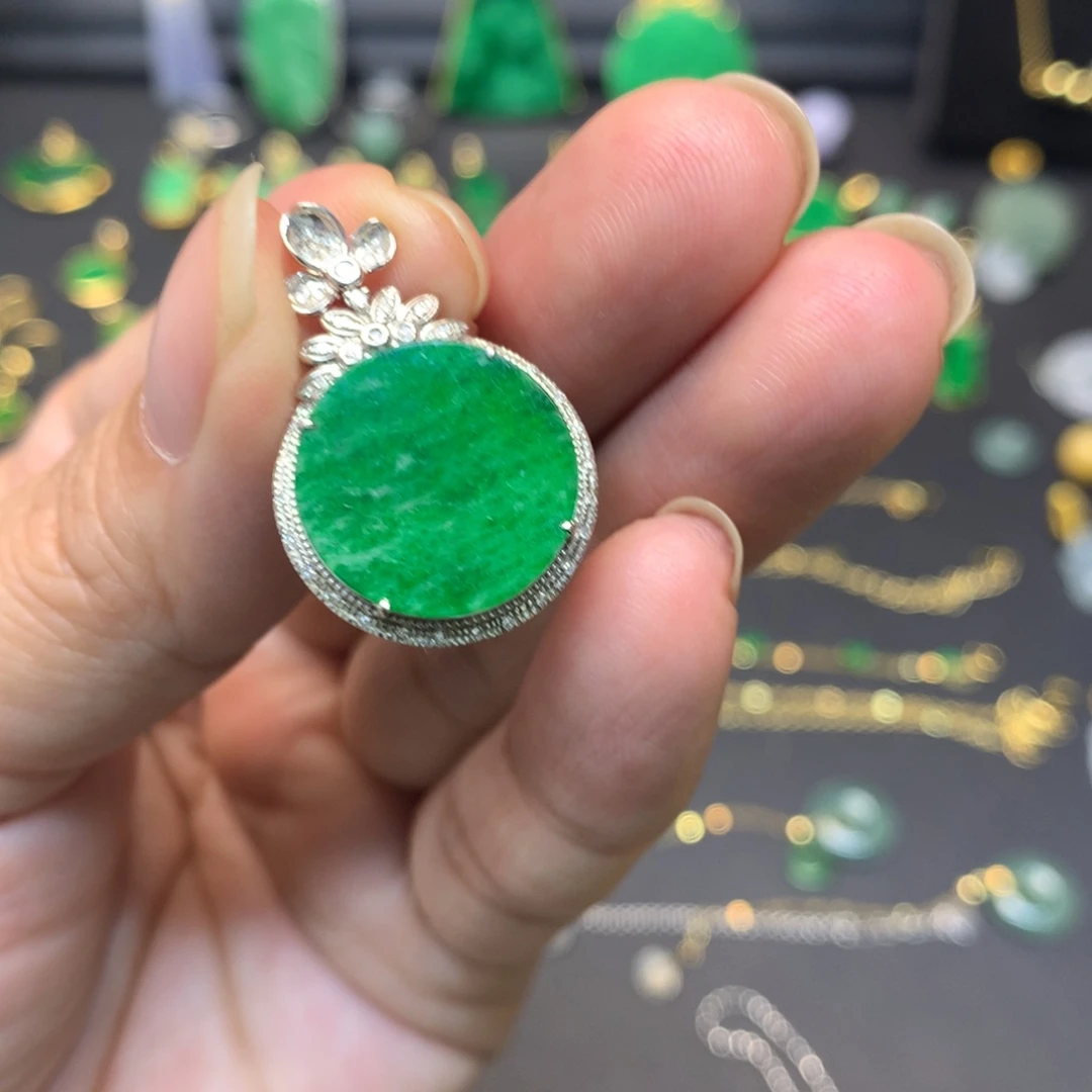 翡翠18K金镶嵌颈饰吊坠