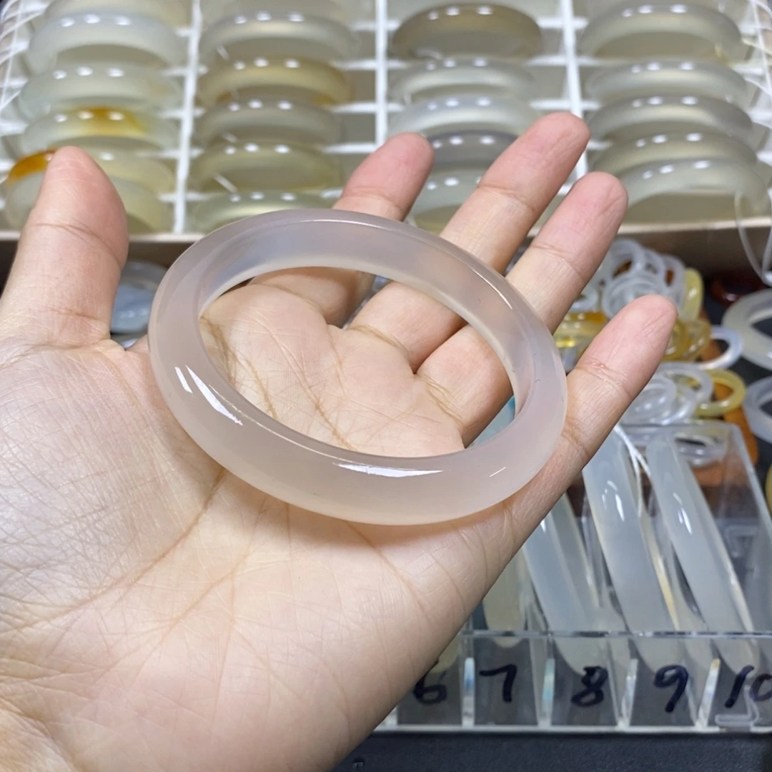 伊***文玛瑙/玉髓未镶嵌手镯