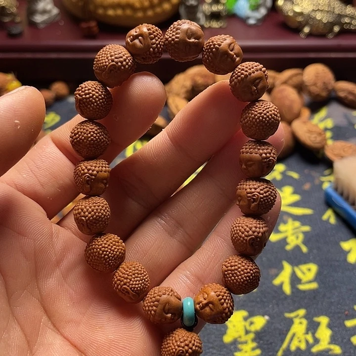 龙纹桃核雕刻佛头