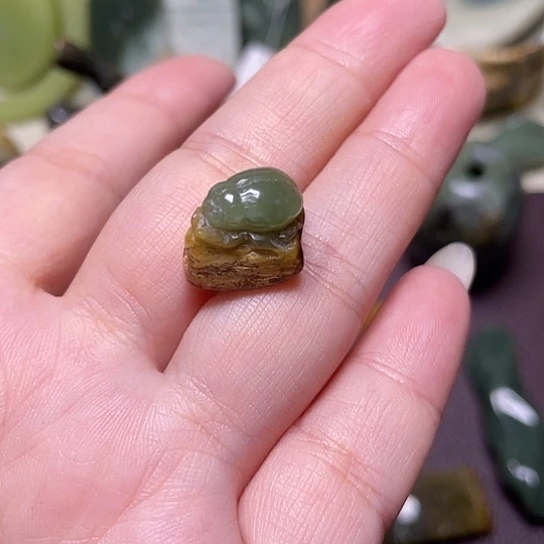 椰***蓉岫岩河磨玉（透闪石质玉）未镶嵌颈饰