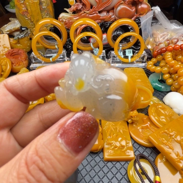 未镶嵌石英质玉（黄龙玉）颈饰