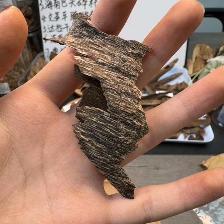 达拉干小黑棋沉水软丝奶香中带花香5.2克。