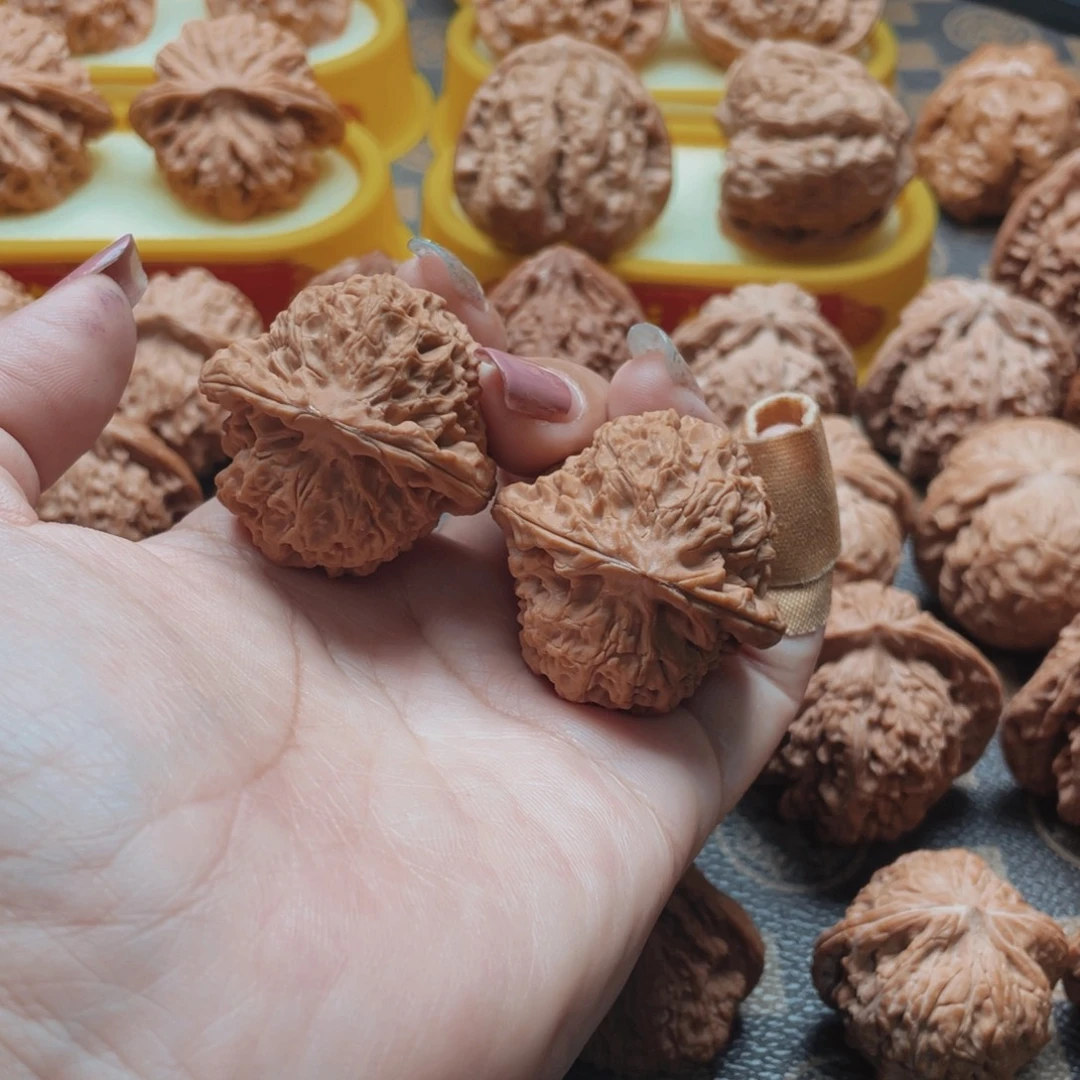 桃核把件全品河豚