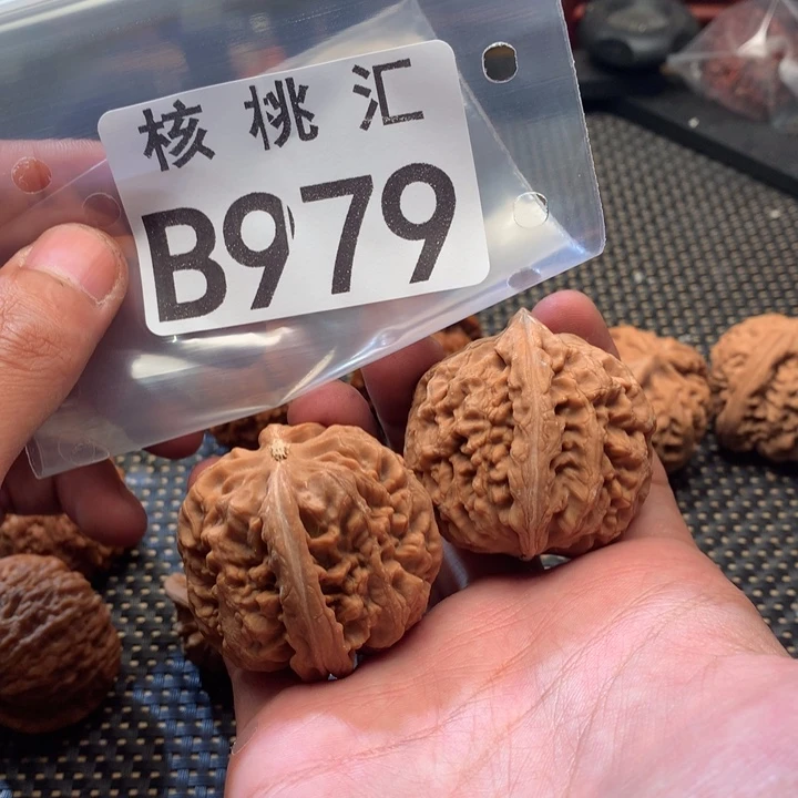 文玩核桃吊坠红锦鲤