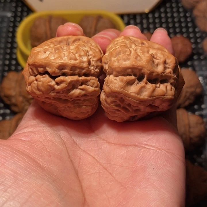 h***o文玩核桃把件四面一线天开背蛙王