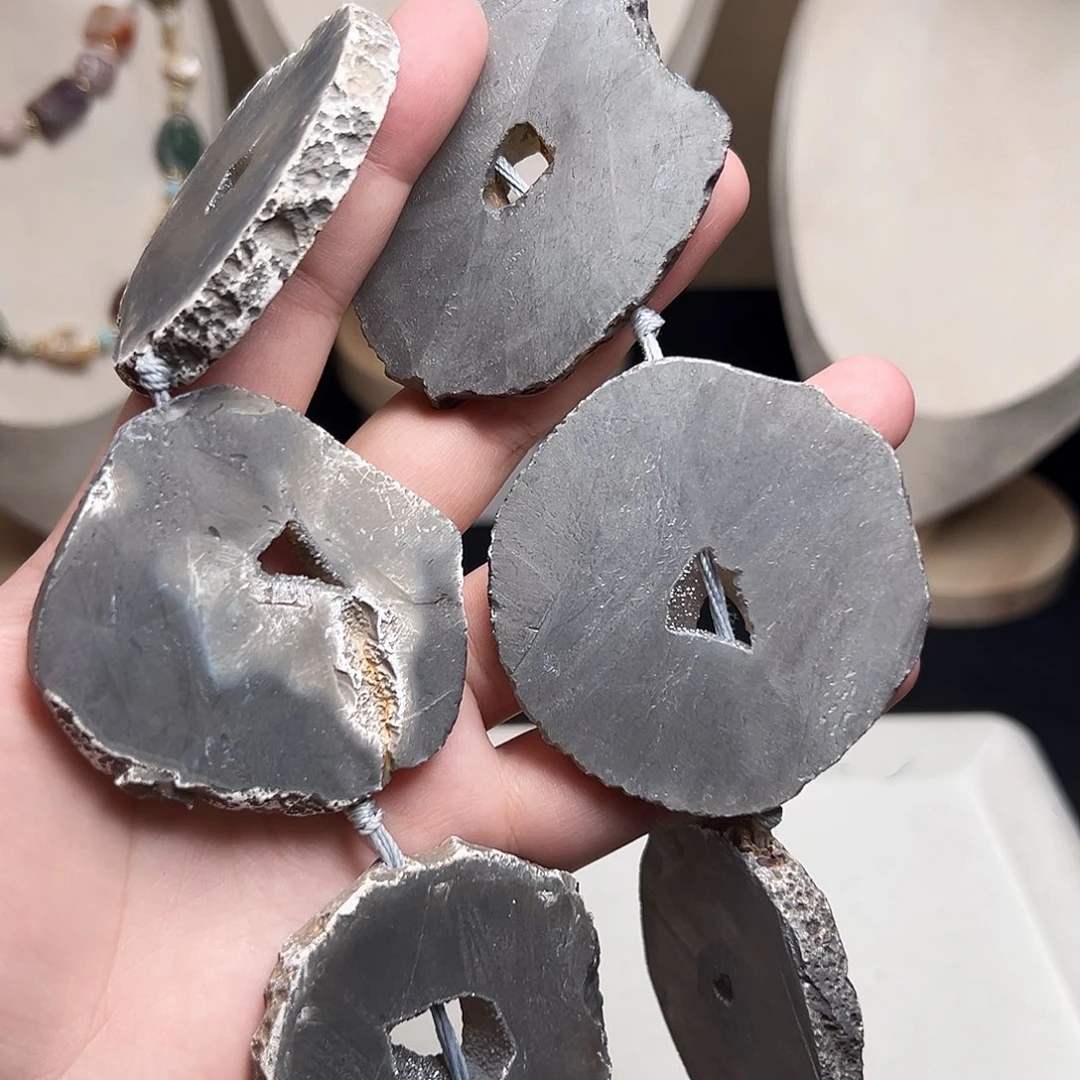 玛瑙/玉髓合金珠宝半成品W590，天然带皮玛瑙带晶洞一条