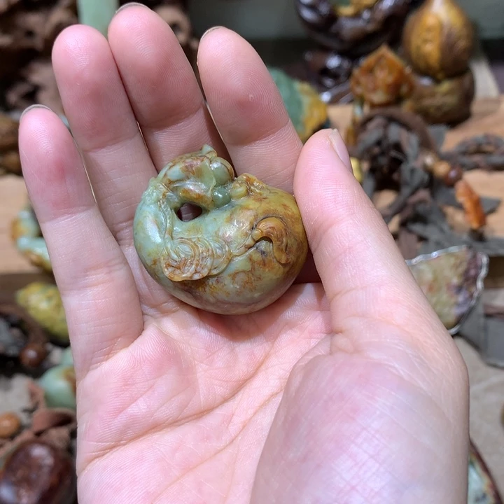 未镶嵌岫岩河磨玉(透闪石质玉)挂件