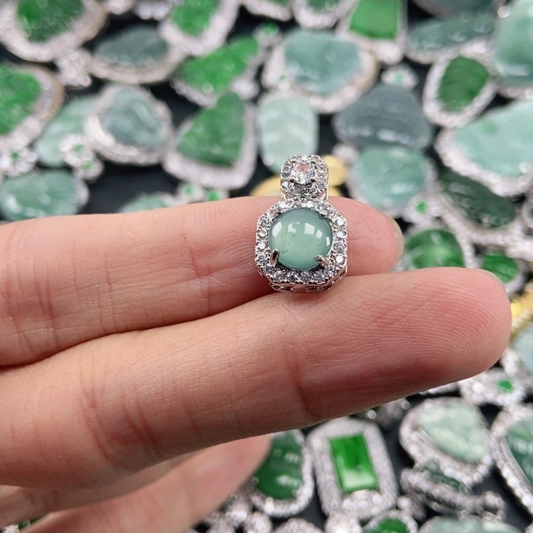 翡翠未镶嵌吊坠(赠链)