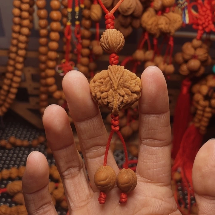 谁***木质类龙纹桃枭挂件