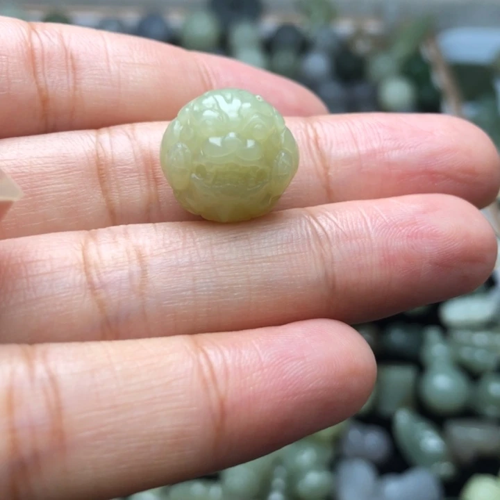 微***笑和田玉未镶嵌颈饰