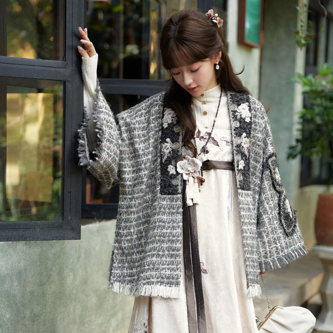 十三余小豆蔻儿[沉檀凝香]绣花小香风外套丝绒吊带裙改良汉服女装