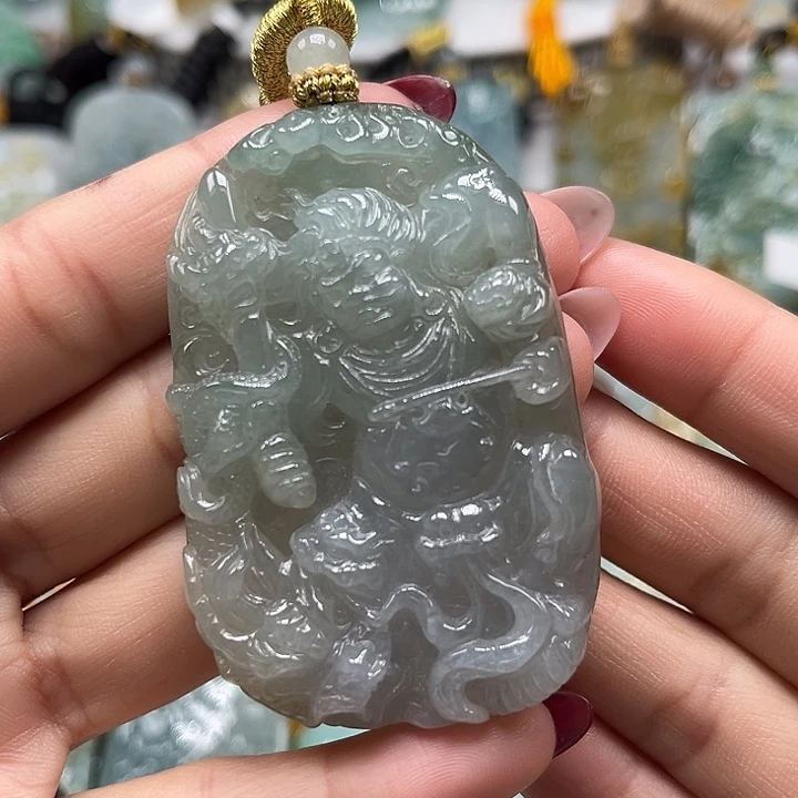 翡翠未镶嵌颈饰不动明王