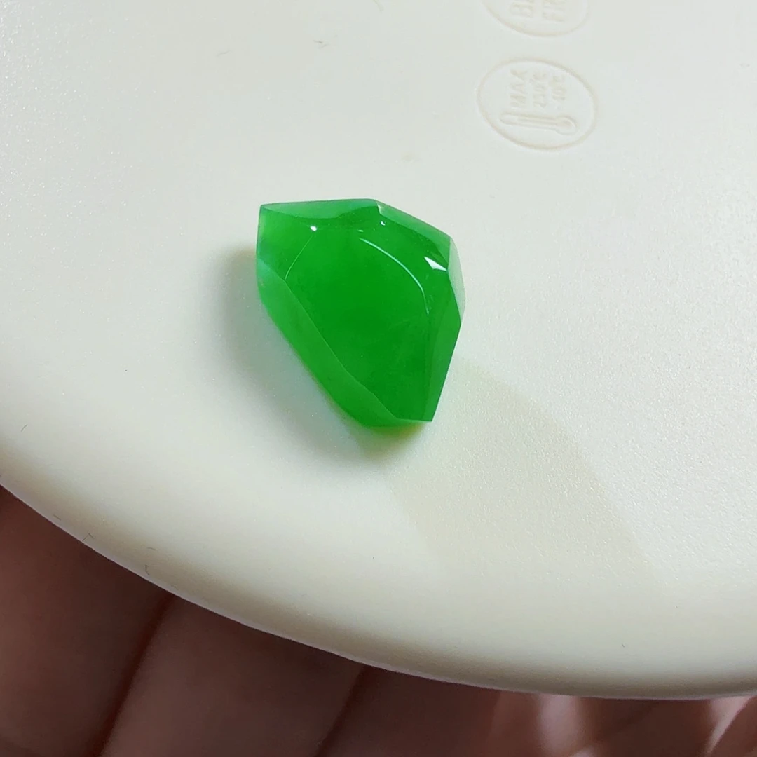 翡翠未镶嵌颈饰冰阳绿随行切割