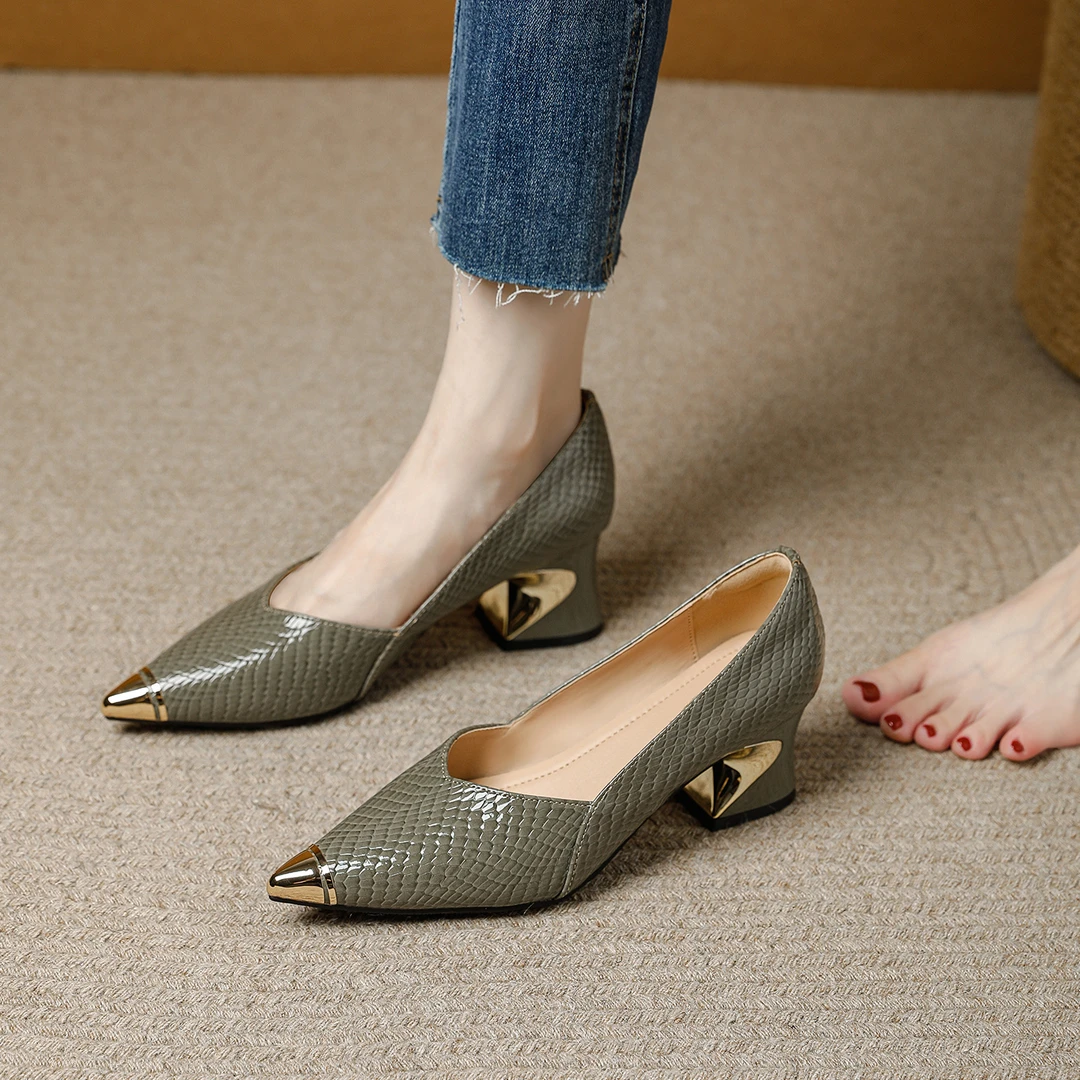 牛皮金属尖头浅口单鞋女2025秋新款法式粗跟百搭舒适中跟轻奢鞋子
