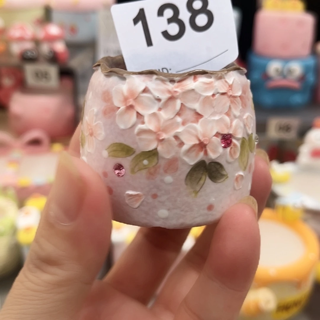 138。         浮雕手绘盆。