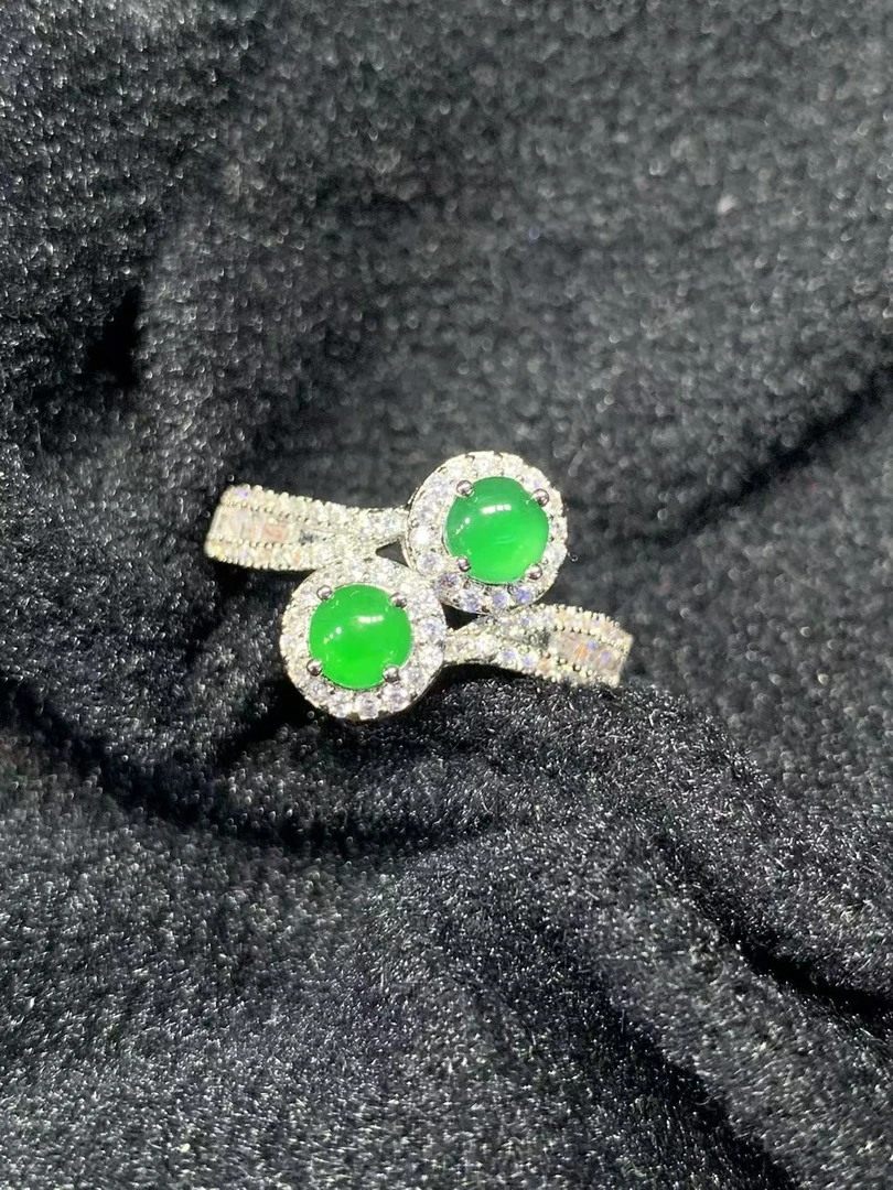 翡翠A货戒指有轻微色差属于正常现象，多样性发货1H6972