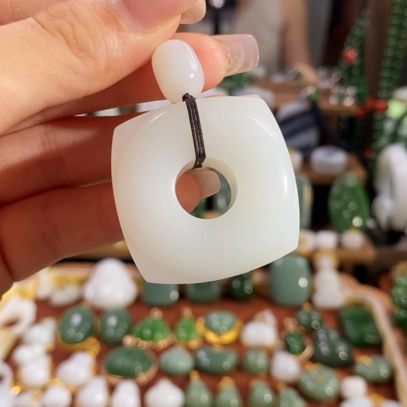 【闪购商品】吊坠(赠链)未镶嵌和田玉