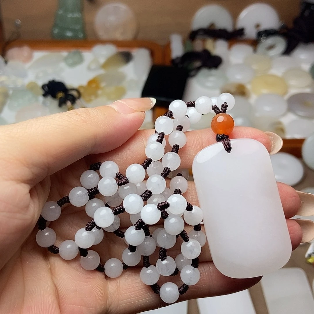 石英质玉未镶嵌颈饰