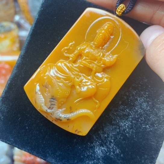 石英质玉（黄龙玉）未镶嵌颈饰