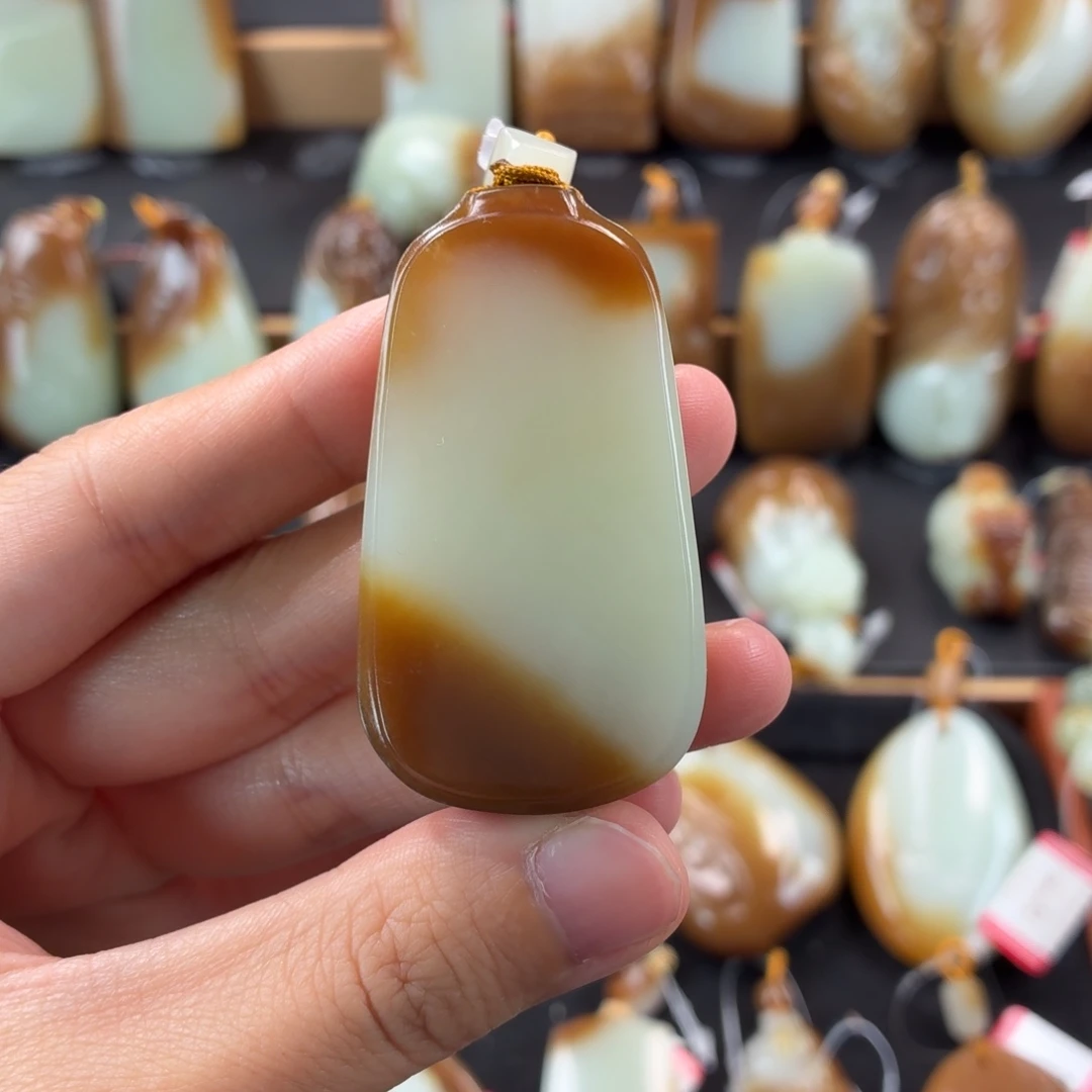 淮***梁和田玉未镶嵌颈饰
