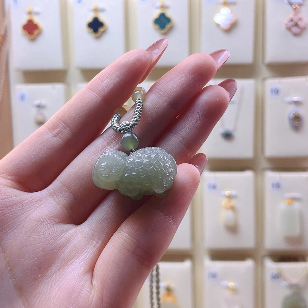 J***宠和田玉未镶嵌吊坠(赠链)