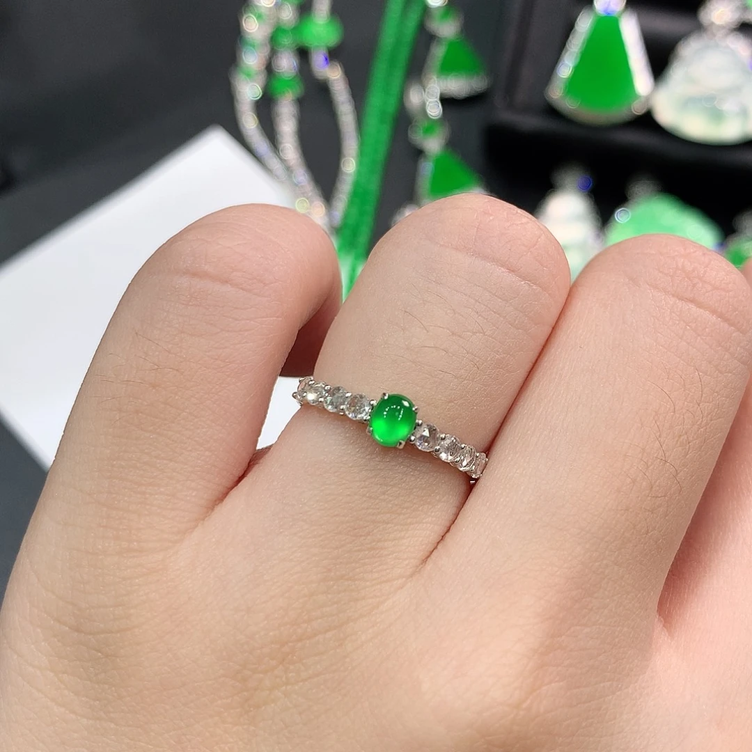 翡翠18K金镶嵌颈饰龙石绿炸光排戒 48小时鉴赏期