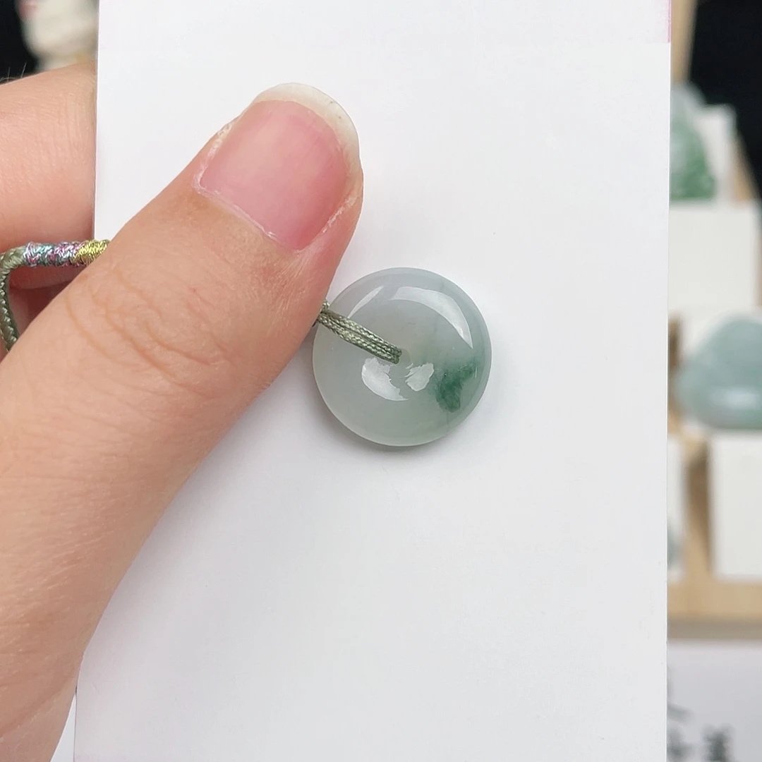 翡翠未镶嵌颈饰平安扣