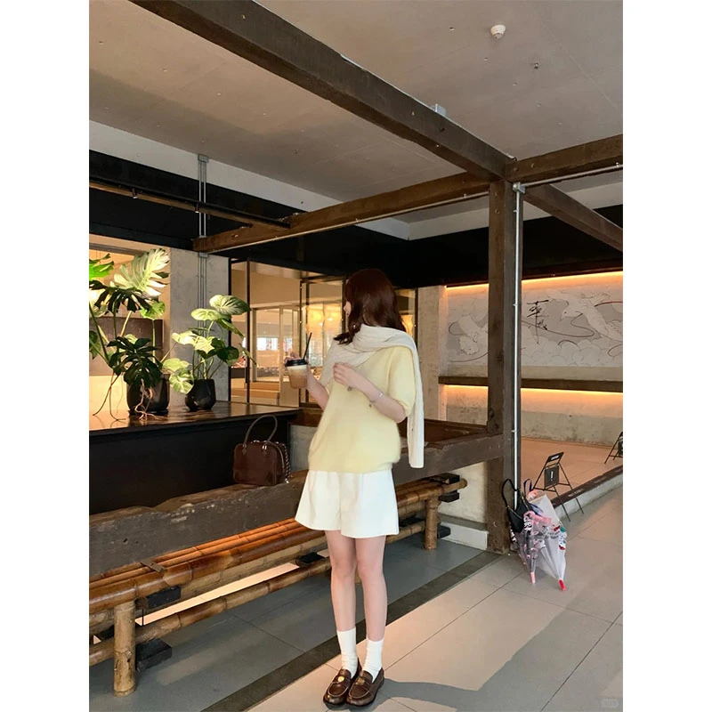 秋季新款设计感网红穿搭围脖修身显瘦针织上衣休闲简约高腰短裤女