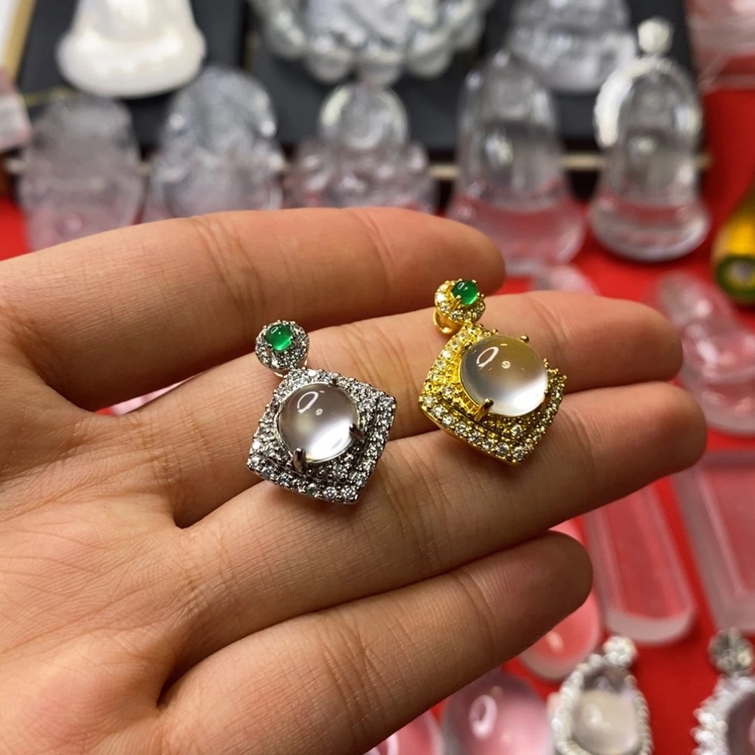 石英质玉合金吊坠