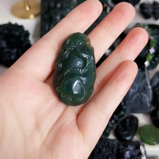 蛇纹石玉未镶嵌颈饰