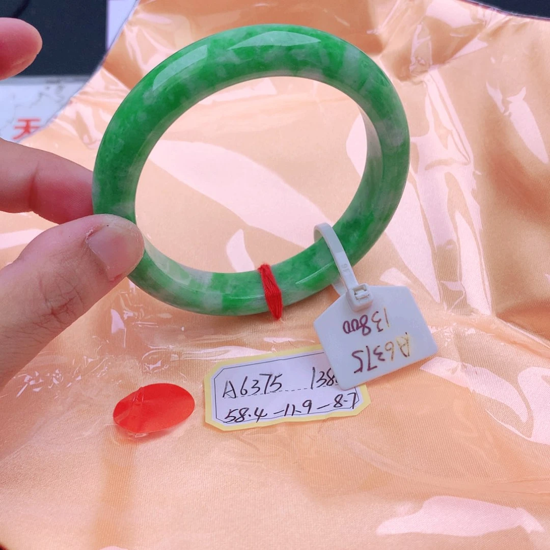 翡翠手镯未镶嵌翡翠