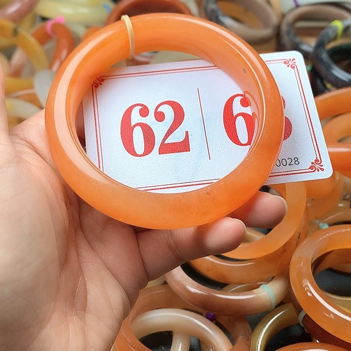 未镶嵌石英质玉（黄龙玉）手镯