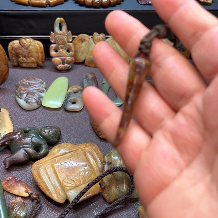 未镶嵌岫岩河磨玉（透闪石质玉）挂件