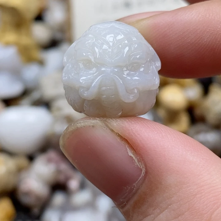 颈饰未镶嵌硅化珊瑚（珊瑚玉）通孔