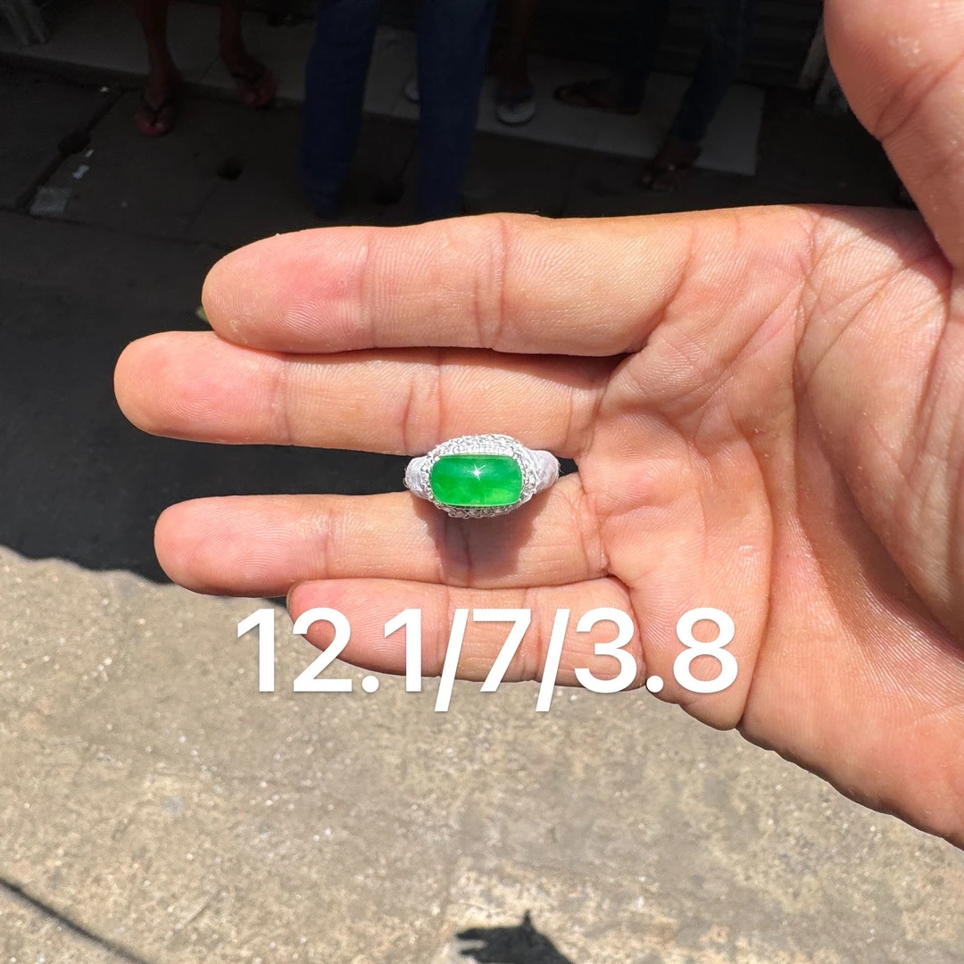 0609(小哪吒在源头)冰种翡翠翡翠阳绿马鞍戒面肉细杠味荧光足M300